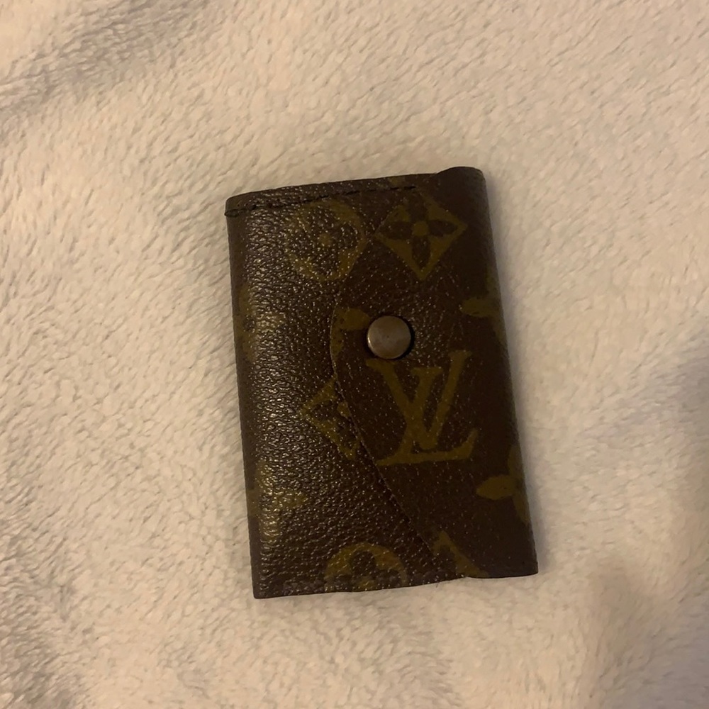 LV KEY HOLDER POUCH